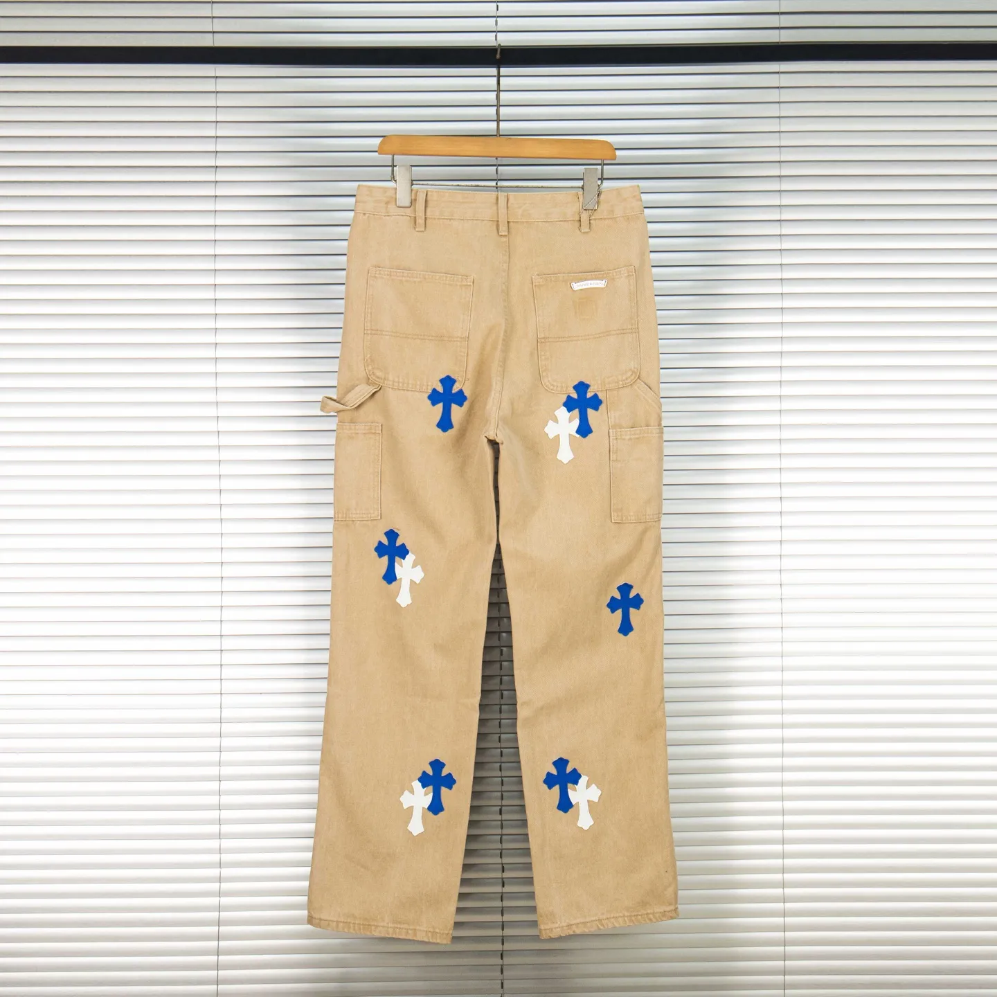 P280 Chrome Hearts khaki denim and white and blue multi-leather popular couple jeans are a hot trend this season and are sought after by countless celebrities and fashionistas. The neat details of the cutting process add color to the playful fashion! The neat and meticulous design, and the well-fitting structure is unique. The upper body not only has outstanding recognition, but also looks younger and younger. A style with the ultimate wearing meaning and performance, gorgeous color matching, and the craftsmanship of this style is also extremely extraordinary. After the finished product is washed, it is disassembled and hand-made with sheepskin cross leather and then spliced ​​together to complete. The whole piece has too many craftsmanship to describe. It is decorated with patchwork cross flowers and high-waisted washed jeans! ! Absolutely high-end luxury product, a god-level single product, a super popular product, made with top heavy industry, a must-see magic weapon that can't be missed. Style number: 1827# Size: 30 32 34 36 Color: Khaki